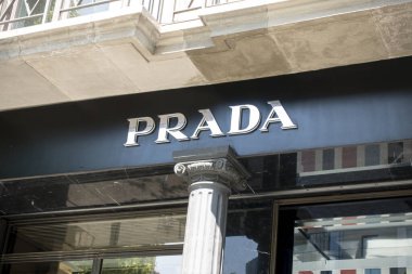 Barselona, İspanya - 9 Mayıs 2022: Prada mağaza tabelası. Prada, İtalyan lüks moda evi..