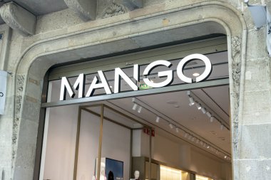 Barselona, İspanya - 9 Mayıs 2022 Mango Dükkanı tabelası. Mango, İspanyol giyim ve üretim şirketidir.,.