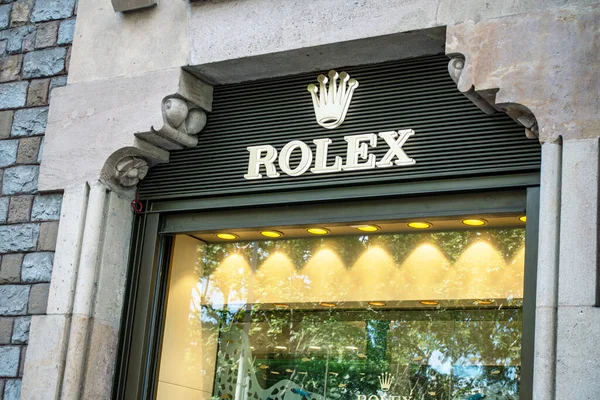 Barselona, İspanya - 9 Mayıs 2022 Rolex mağaza tabelası. Rolex, İsviçre 'nin Cenevre şehrinde bulunan İngiliz saat tasarımcısı ve üreticisi...