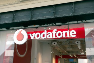 Barselona, İspanya - 9 Mayıs 2022, Vodafone mağaza işareti. Vodafone, İngiliz çokuluslu telekomünikasyon şirketi..