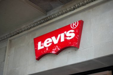 Barselona, İspanya - 9 Mayıs 2022. Duvarda Levi Strauss işareti var. Levi Strauss & Co, Levi marka kot pantolonlarıyla dünya çapında tanınan bir Amerikan giyim şirketidir.