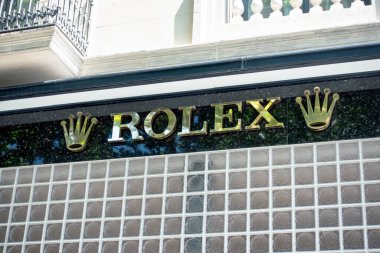 Barselona, İspanya - 9 Mayıs 2022 Rolex mağaza tabelası. Rolex, İsviçre 'nin Cenevre şehrinde bulunan İngiliz saat tasarımcısı ve üreticisi..