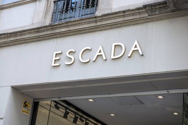 Barselona, İspanya - 9 Mayıs 2022 Longchamp mağazası. Longchamp bir Fransız lüks deri eşya şirketidir..