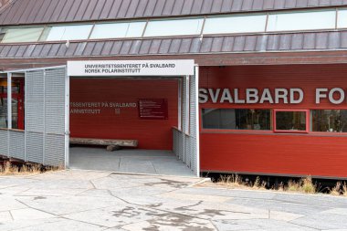 Longyearbyen, Svalbard, Norveç - Sep 11 2022: Svalbard 'daki Üniversite Merkezi. Svalbard 'daki Üniversite Merkezi dünyanın en kuzeyindeki yükseköğretim kurumudur..