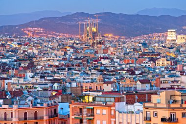 barcellona sagrada familia ile montjuic dan görünüm.