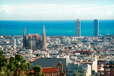 görünümü bağlantı noktasından park Güell ve sagrada familia. Barcelona, spa