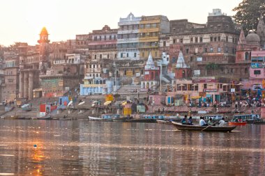 Varanasi, Hindistan - 04 Aralık: Ana ghat Ganj kıyısında