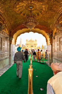 Amritsar, Hindistan - 17 Aralık: altın depo içinde Sih hacılar