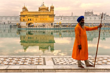 Amritsar, Hindistan - 17 Aralık: altın depo içinde Sih hacılar