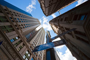 gökdelenlerin manhattan, new york city düşük geniş açılı görünüş.