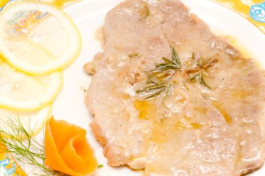 süslü bir tabak içinde limon soslu dana eti.