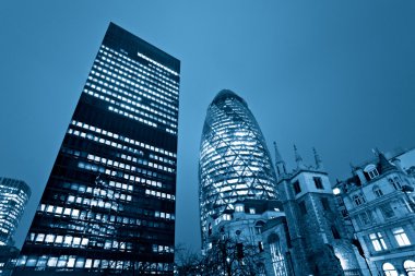 Zaman atış dahil olmak üzere Londra'nın ünlü gökdelenlerin akşam '