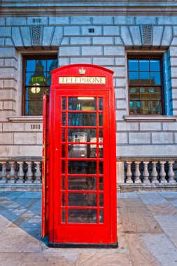 kırmızı telefon kulübesi ve big ben. Londra, İngiltere
