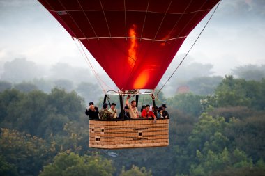 Bagan - 29 Kasım: bir sıcak hava balonu pla üzerinde turist