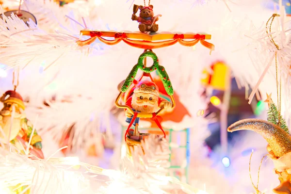 Decorações de Natal em uma árvore branca . — Fotografia de Stock