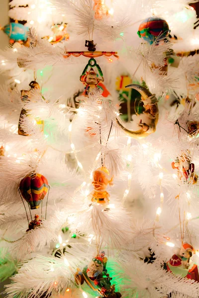 Διακοσμήσεις Χριστουγέννων σε ένα λευκό δέντρο. — Φωτογραφία Αρχείου