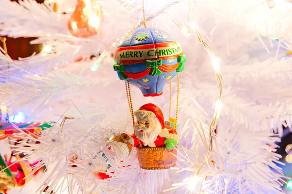 Decorações de Natal em uma árvore branca . — Fotografia de Stock