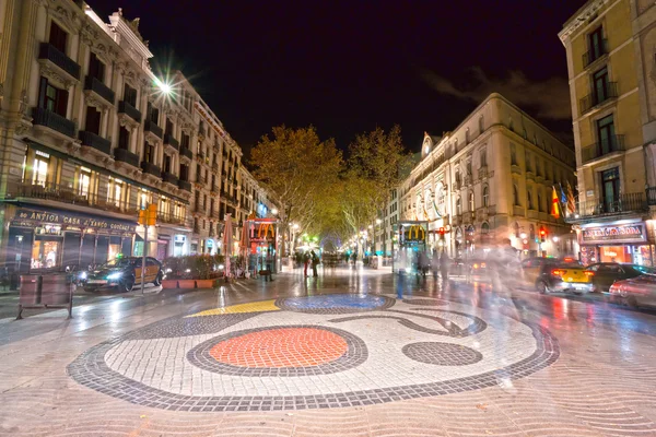 Barcelona, Spanien - 15 december: joan miro's pla de l'os mosaik jag — Stockfoto