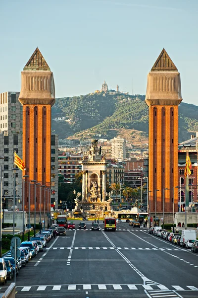 Vista da Torre Veneziana na Praça Espanya,, Tibidabo no backg — Fotografia de Stock