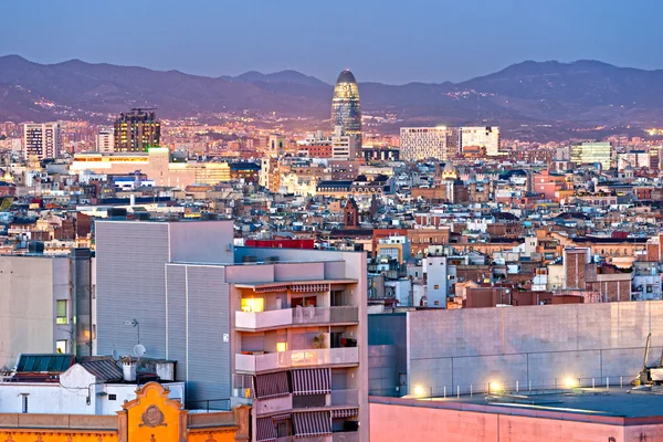 Pohled barcellona od kopce montjuic, s věže agbar. — Stock fotografie