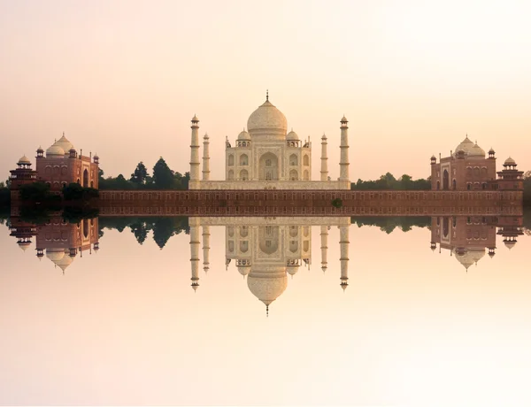 Taj mahal bij zonsondergang, agra, uttar pradesh, india. — Stockfoto