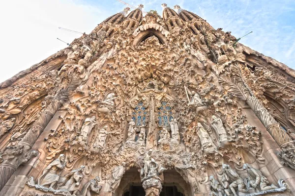 BARCELONA, SPAGNA - 14 DICEMBRE: La Sagrada Familia - l'impressionatrice — Foto Stock