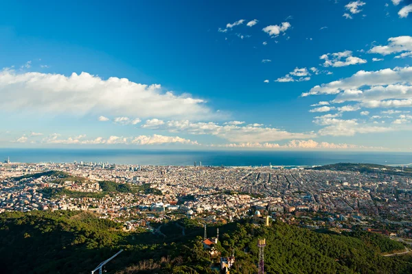 Вид на Барселону из Тибио, Барселона, Испания . — стоковое фото
