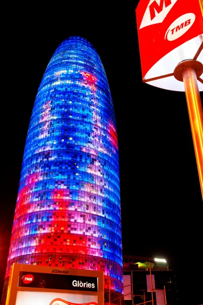 Barcelona, Španělsko - 19. prosince: torre agbar na technologické dis — Stock fotografie