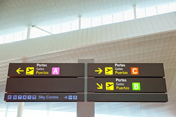 Señalización de información turística en el aeropuerto en idioma internacional —  Fotos de Stock