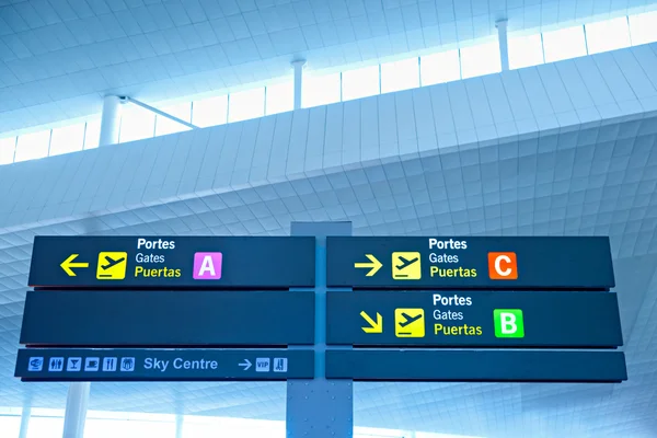 Turist information skyltning i flygplats i internationellt språk — Stockfoto