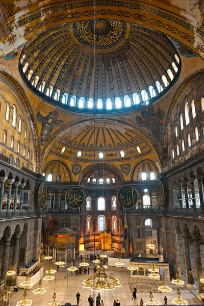 The beautiful decorated cupola of Hagia Sophia mosque, Istanbul, — Stock Photo, Image