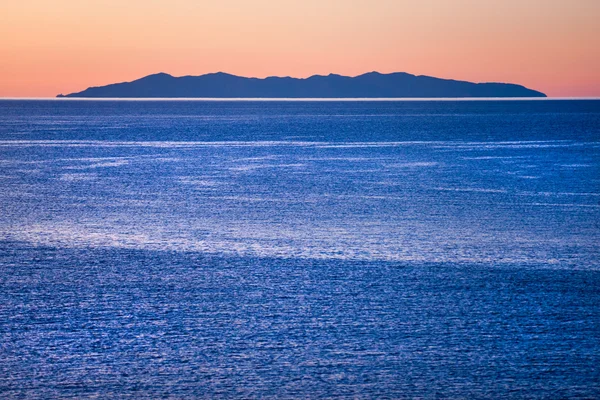 Capraia eiland, uitzicht vanaf eiland elba. Italië. — Stockfoto