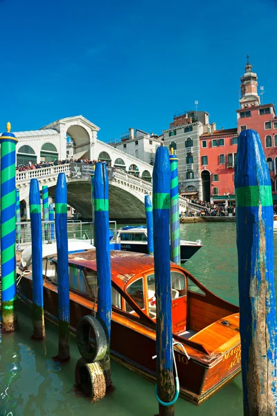 Venice, Włochy - 05 marca 2011: Narodów oglądania canal Grande — Zdjęcie stockowe