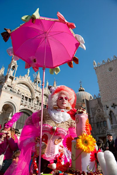 VENECIA - 05 DE MARZO: Participante en el Carnaval de Venecia, an ann —  Fotos de Stock