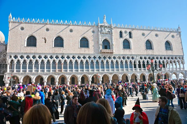 VENECIA - 05 DE MARZO: Participante en el Carnaval de Venecia, an ann —  Fotos de Stock