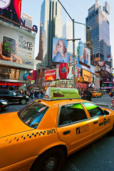 New york city den 25 mars: times square, skisserat med broadway-teatrar och animerade led skyltar, är en symbol för new York och USA, 25 mars 2012 i manhattan, new york city. USA. — Stockfoto