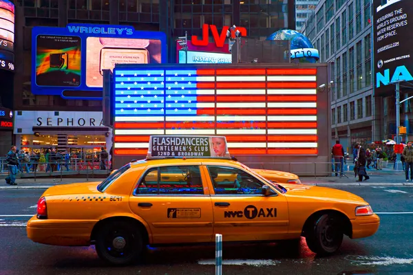 NUEVA YORK CITY 25 DE MARZO: Times Square, con teatros de Broadway y carteles led animados, es un símbolo de la ciudad de Nueva York y los Estados Unidos, 25 de marzo de 2012 en Manhattan, Nueva York. Estados Unidos . — Foto de Stock