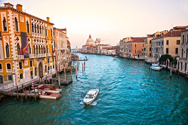 Venedig, Blick auf den Canal Grande und die Basilika Santa Maria della Sa — Stockfoto