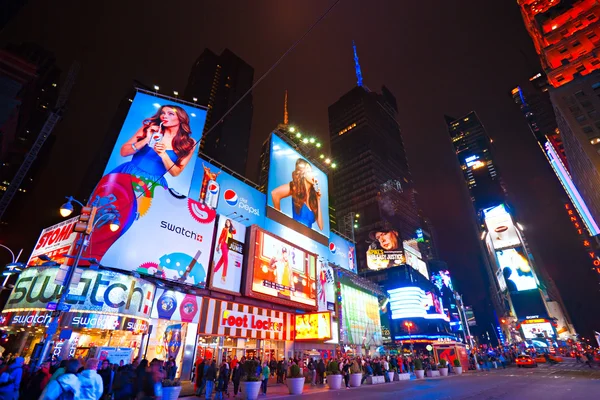 New York City March 25: Times Square, präsentiert mit Breitbahntheatern und animierten LED-Schildern, ist ein Symbol für New York City und die Vereinigten Staaten, 25. März 2012 in Manhattan, New York City. USA. — Stockfoto