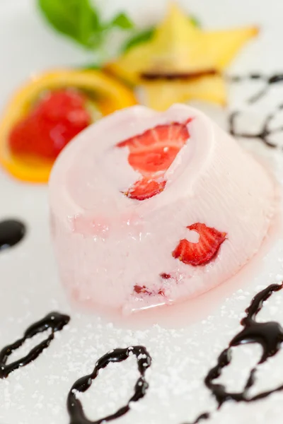 Italienisches Dessert Panna cotta auf weißem Teller mit Erdbeere dekoriert — Stockfoto