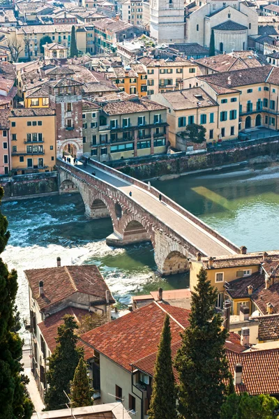 Blick auf den Fluss adige und die Peterbrücke, Verona, Italien. — Stockfoto