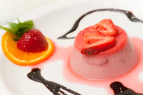 Postre italiano panna cotta en plato blanco decorado con fresa —  Fotos de Stock