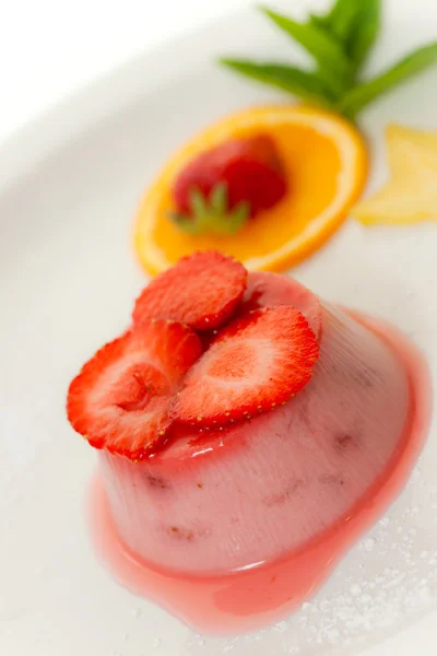 Olasz desszert panna cotta díszített Eper fehér tányérra — Stock Fotó