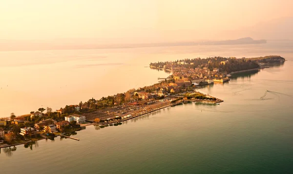 Vista aérea del Castillo Scaliger en Sirmione junto al lago de Garda, Italia — Foto de Stock