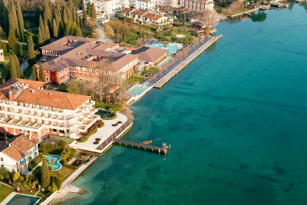 Vista aérea de sirmione, lago garda, italia . —  Fotos de Stock