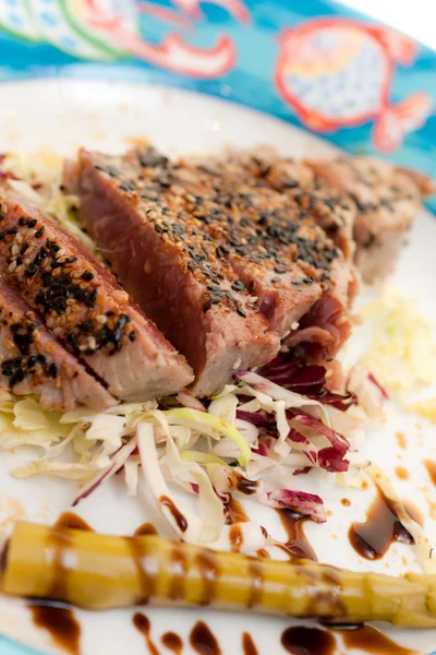 Bife de atum cortado com folho e gergelim branco, espargos e bals — Fotografia de Stock