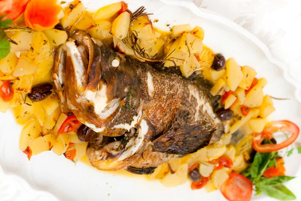 Grouper proaspăt gătit cu cartofi și roșii . — Fotografie, imagine de stoc
