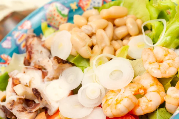 Mezclar Ensalada con pulpo, camarones, frijoles y la unión . — Foto de Stock