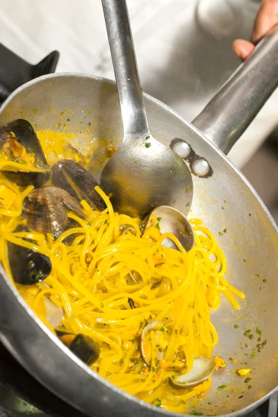 Spaghetti con cozze, vongole e zafferano . — Foto Stock