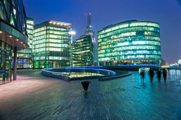 Modern bina yakınındaki tower bridge, Londra.